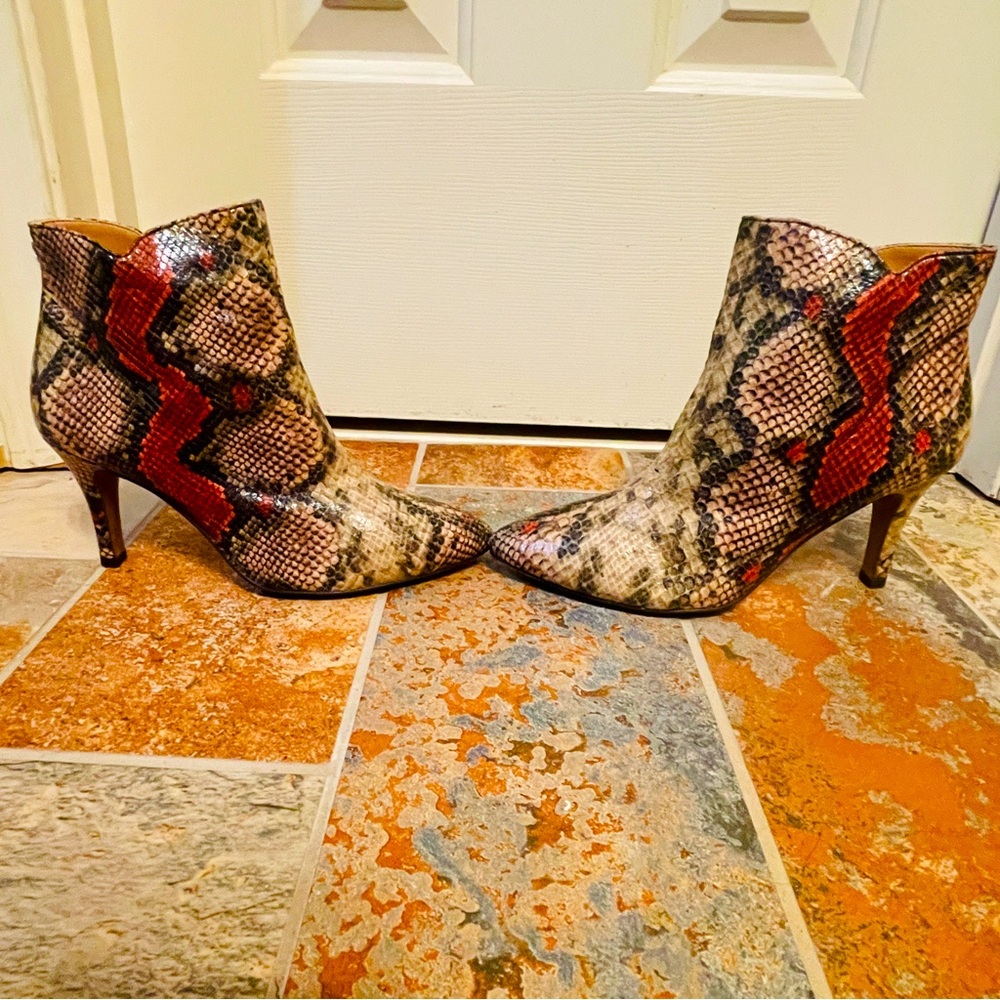 🔥Stunning J Renee Snakeskin Side Zip Ankle Boots! Classy & Elegant, Rich Colors!